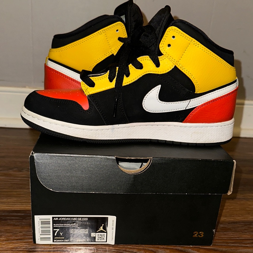 Nike Air Jordan 1 Mid SE (GS) - Black Amarilla Team Orange (2019 Release)